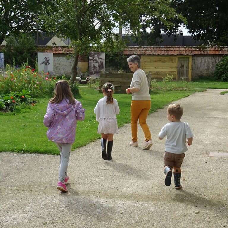 chasse aux œufs dans le potager