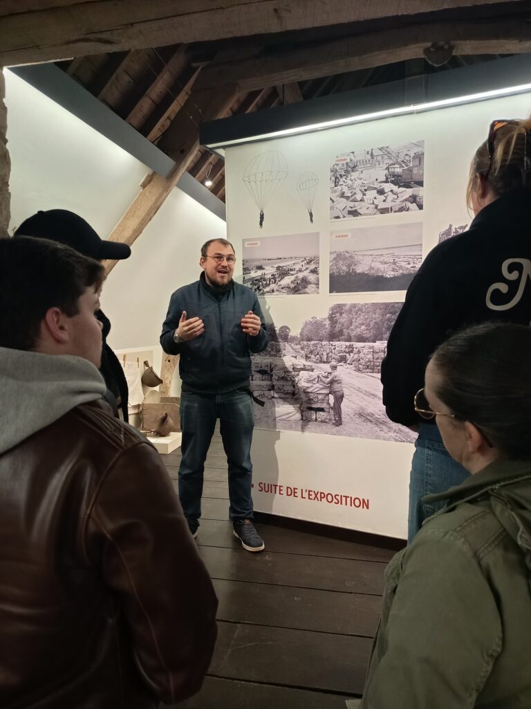 Visite commentée de l'exposition dans la grange