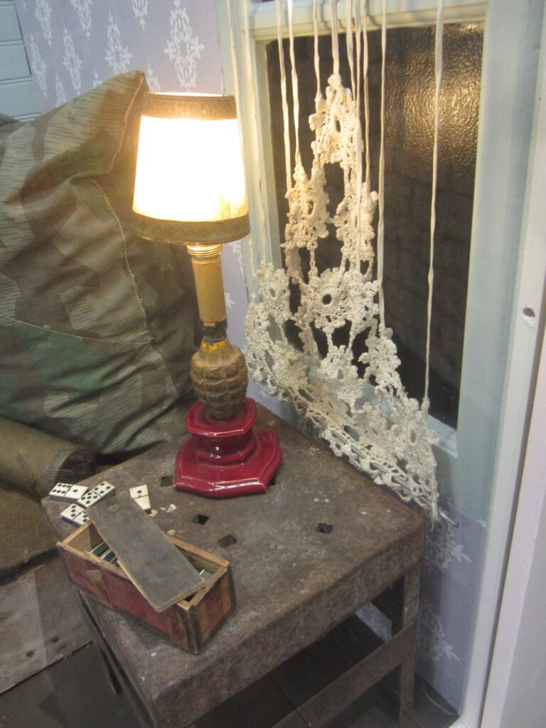 Lampe fabriquée à partir d'une grenade de l'armée américaine