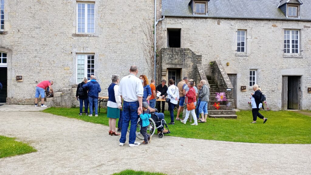 Cour de la ferme-musée avec visiteurs
