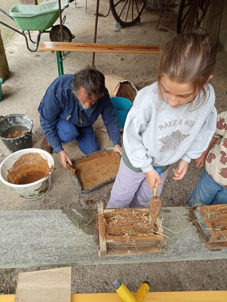 Fabrication de brique en terre crue