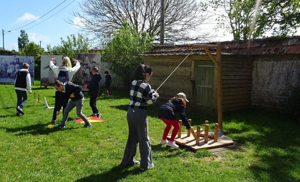 jeux anciens en bois dans l'espace récréatif