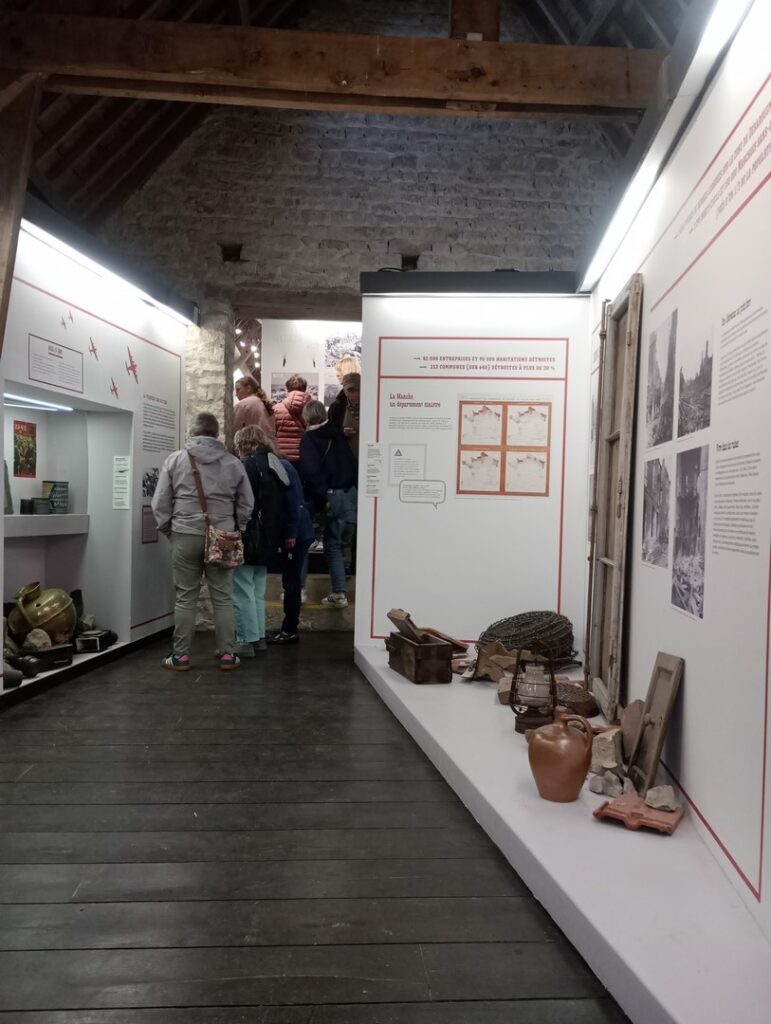 Visiteurs dans la salle d'expositions Système D-Day