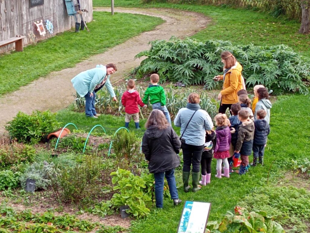 enfants dans le potager de la ferme-musée