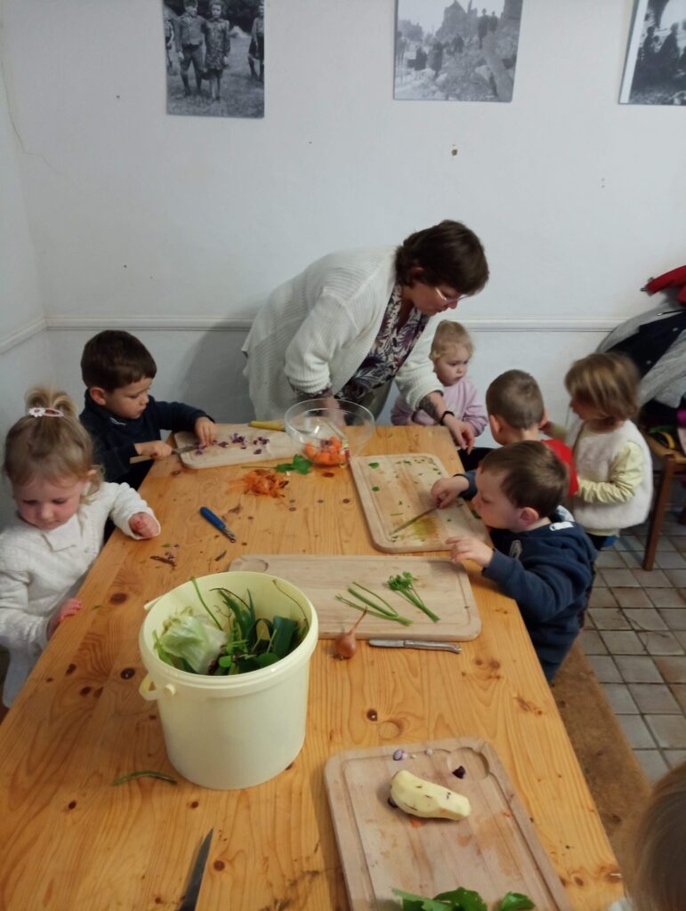 élèves en train de découper les légumes 