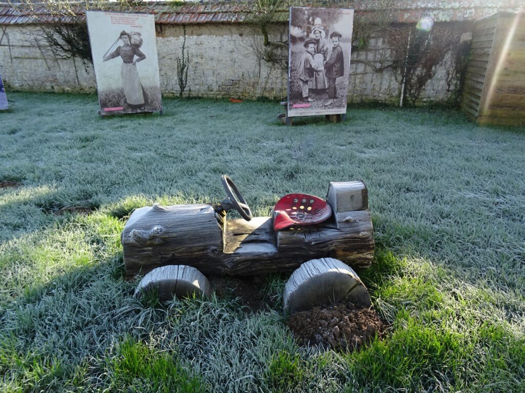 tracteur en bois sous le givre