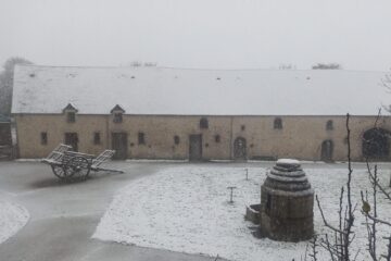 la cour de ferme sous la neige