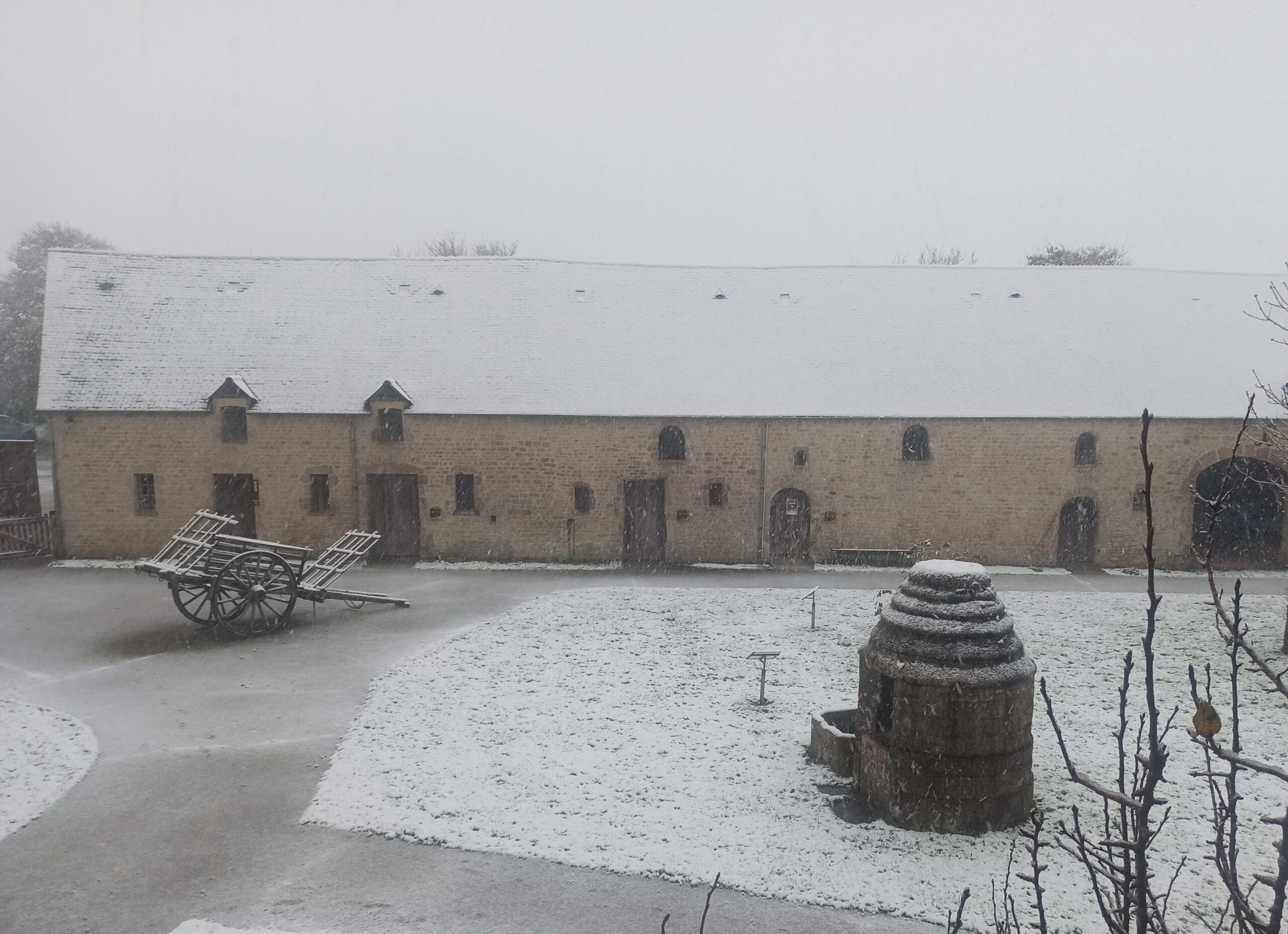 la cour de ferme sous la neige