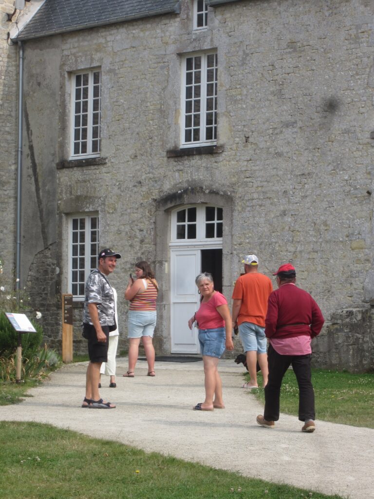 groupe adulte entrant dans la ferme
