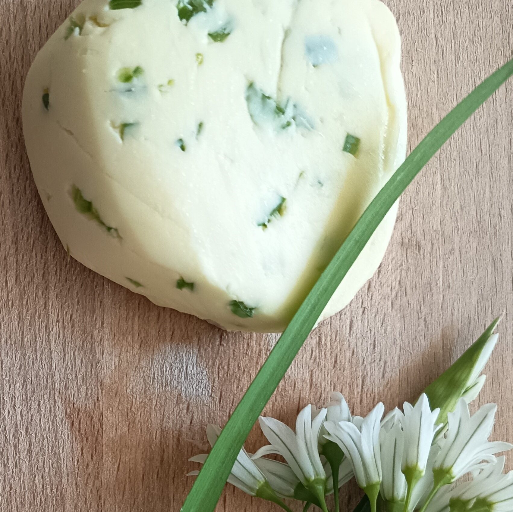 petite motte de beurre aromatisé à l'ail trichètre
